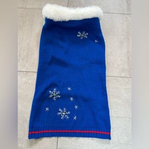 Dog sweater in royal blue w fun sparkly snowflakes - fits a med sized dog 🐶🐶